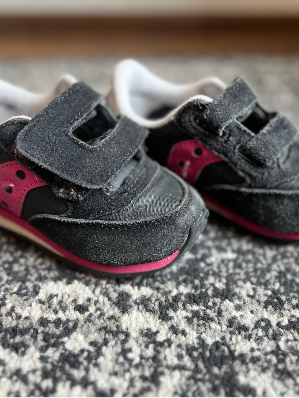 Saucony Size 7 Toddler Black and Pink Jazz Hook and Loop Sneakers